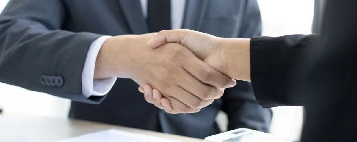 apretón de manos tras una adquisición de empresa