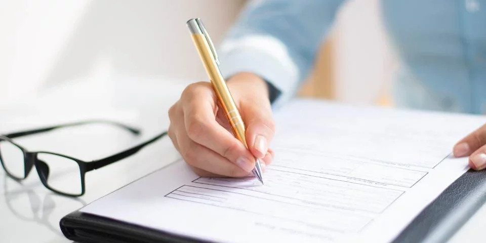 persona escribiendo en una libreta