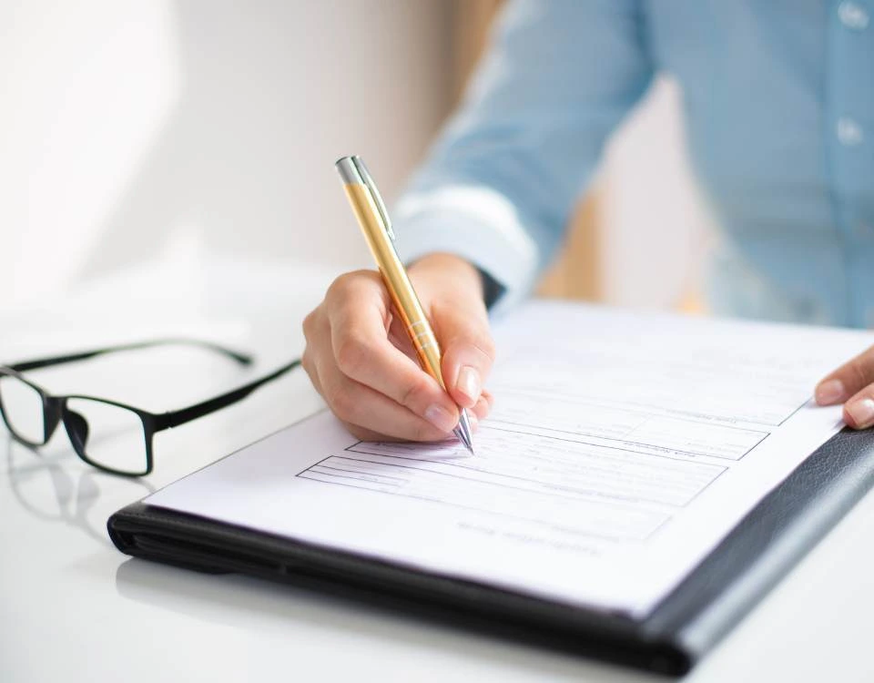 persona escribiendo en una libreta